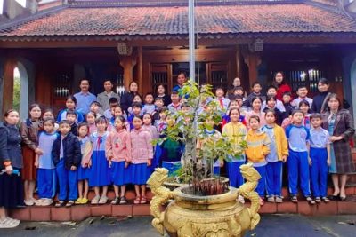 Liên đội tổ chức cho các bạn đội viên BCH LĐ và đại diện các chi đội đến thăm, viếng hương đền thờ 406 tại xã Tịnh Đông.