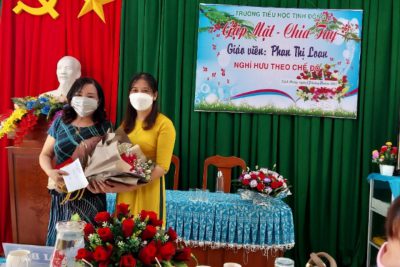 Chia tay cô Phan Thị Loan nghỉ hưu theo chế độ.