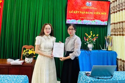 Chi bộ trường tiểu học Tịnh Đông tổ chức lễ kết nạp Đảng viên mới cho đồng chí Nguyễn Minh Thư.