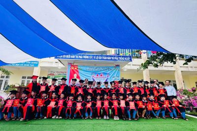 Tổ chức lễ ra trường cho 105 em học sinh lớp 5.