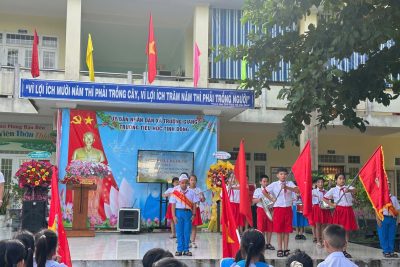 Tuần 1: Sáng ngày 8/9/2025 trường tiểu học Tịnh Đông tổ chức sinh hoạt dưới cờ và phối hợp với công an xã Trường Giang tổ chức triển khai ATGT, bạo lực học đường trong trường học năm học 2025 – 2026.