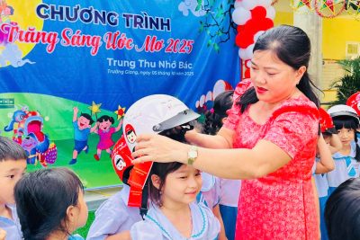 Sáng ngày 6/10/2025 cấp mũ bảo hiểm cho 91 em học sinh lớp 1 năm học 2025 -2026.