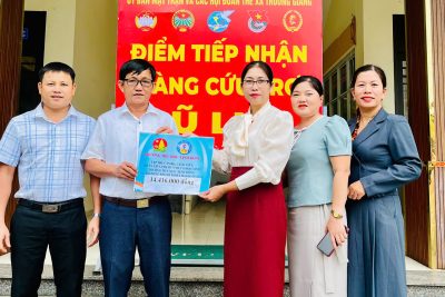 Cán bộ, giáo viên, nhân viên và học sinh trường Tiểu học Tịnh Đông ủng hộ đồng bào miền Trung đang chịu ảnh hưởng bão lũ với số tiền 28.959.000 đồng tại rụ sở Ủy ban Mặt trận Tổ quốc Việt Nam xã Trường Giang.