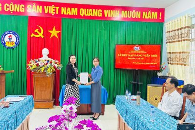 Chiều ngày 22/12/2025 chi bộ trường TH Tịnh Đông tổ chức lễ kết nạp Đảng viên mới cho đồng chí Cù Thị Thọ.