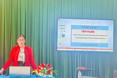 Trường Tiểu học Tịnh Đông tổ chức tập huấn lớp bồi dưỡng chuyên đề đạo đức cách mạng thời kỳ mới và ứng dụng công nghệ AI